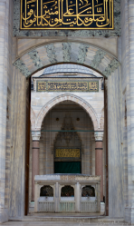 The entrance to Süleymaniye Mosque lines up perfectly.